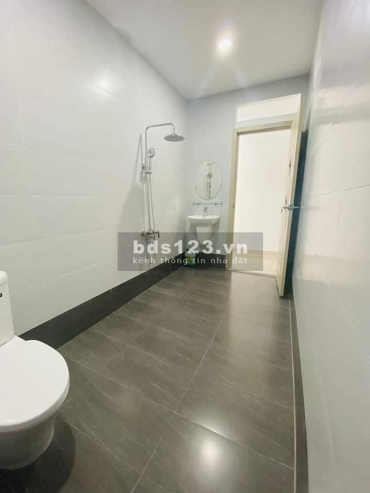 Bán nhà xây sẵn 100m2, 4PN, đối diện chợ Bình Chánh, tặng bộ nội thất cao cấp