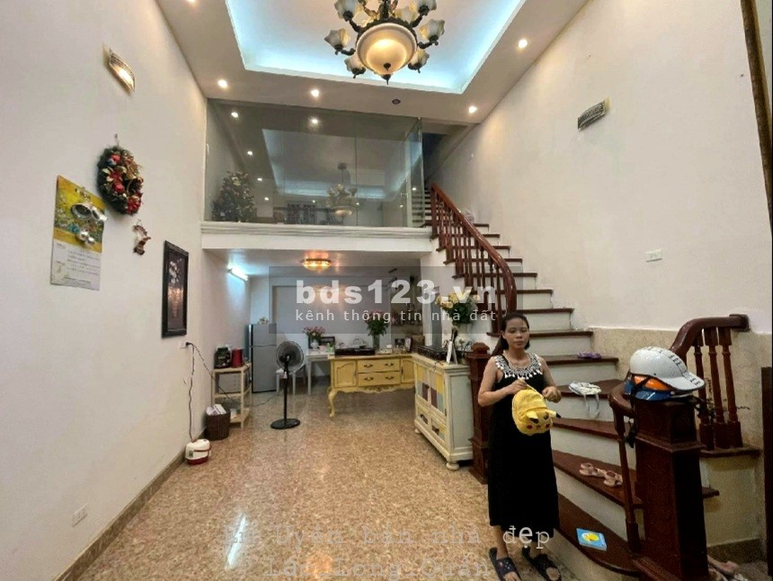 Nhà mới giá rẻ Lạc Long Quân 40m x 5 tầng, mặt tiền 4,5m, ngõ thông, Gara, giá 5.6 tỷ