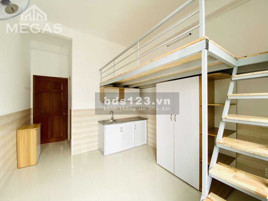 Cho thuê phòng ban công, nội thất, có gác, đường Phạm Văn Chiêu vào ở được ngay