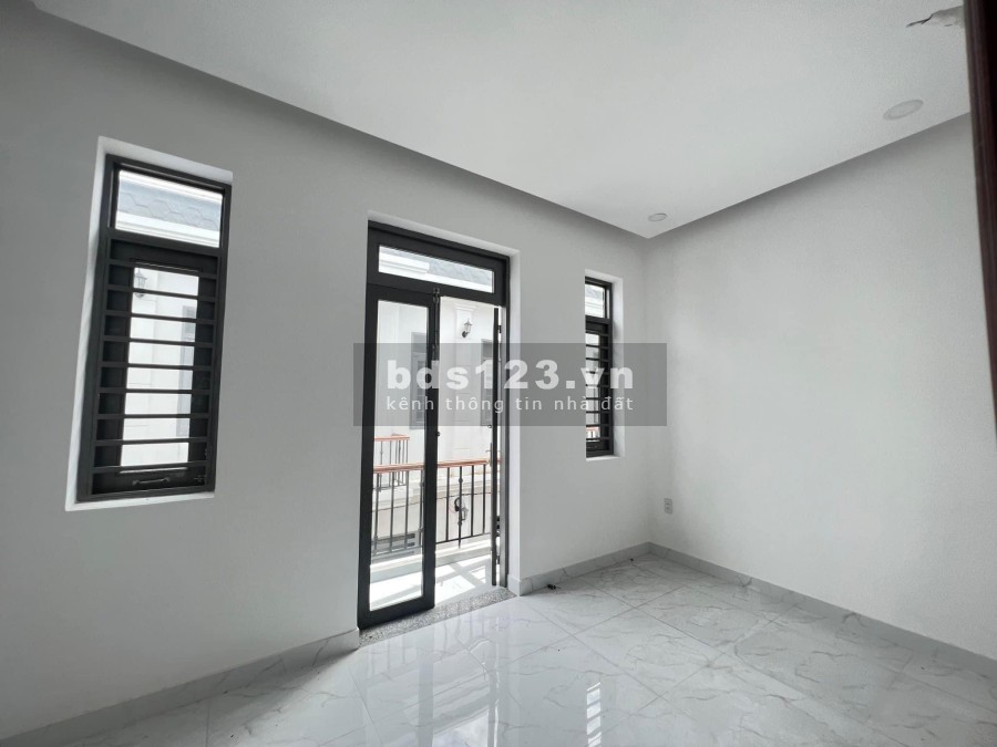 Bán nhà xây sẵn 100m2, 4PN, đối diện chợ Bình Chánh, tặng bộ nội thất cao cấp