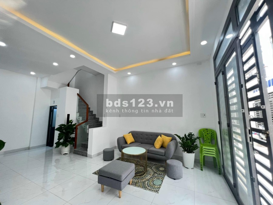 Bán nhà xây sẵn 100m2, 4PN, đối diện chợ Bình Chánh, tặng bộ nội thất cao cấp