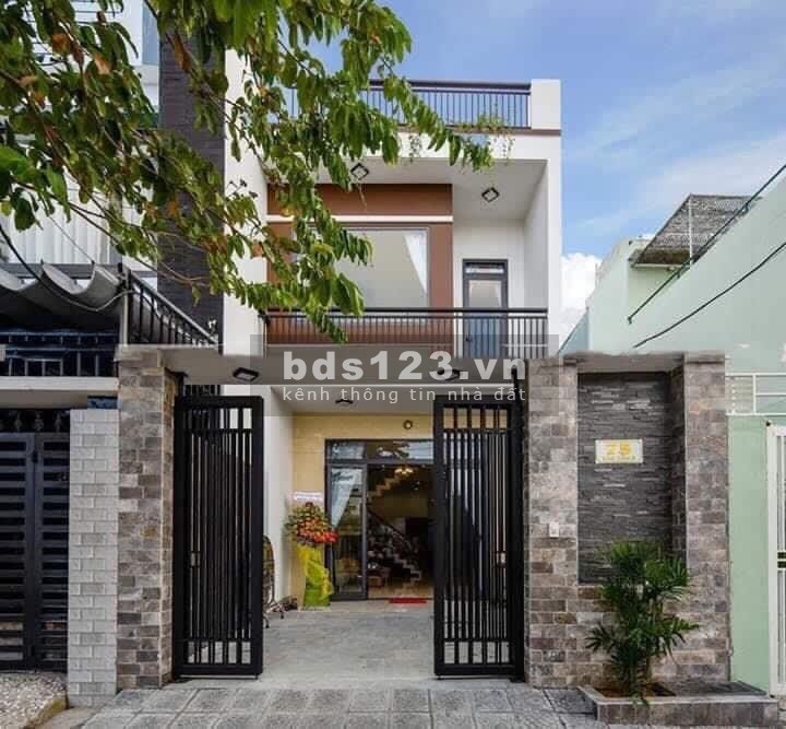 Bán nhà xây sẵn 100m2, 4PN, đối diện chợ Bình Chánh, tặng bộ nội thất cao cấp