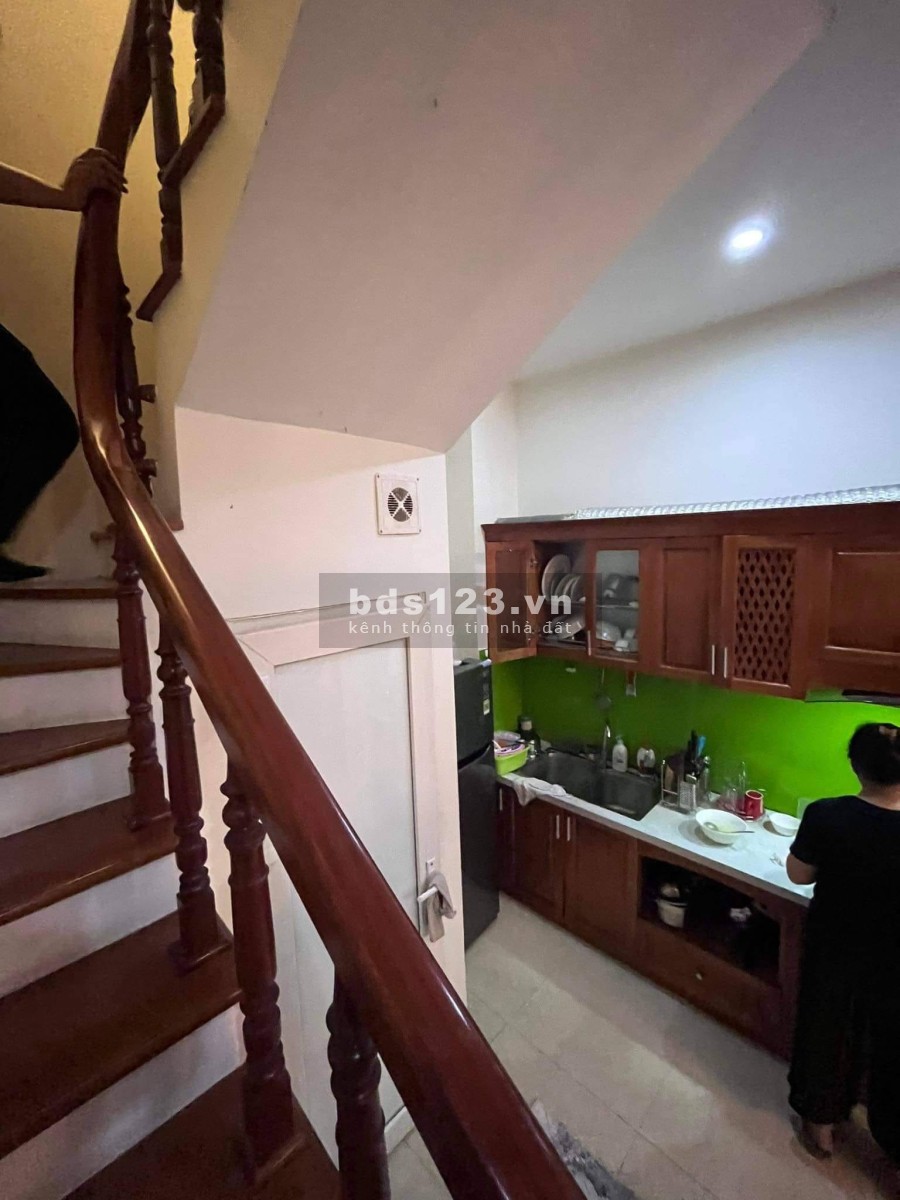 Bán nhà Cầu Giấy dtsd 33m2 6 tầng giá bán 5.1 tỷ, 2 mặt thoáng ngõ ô tô gần chợ thông phố Quan Hoa