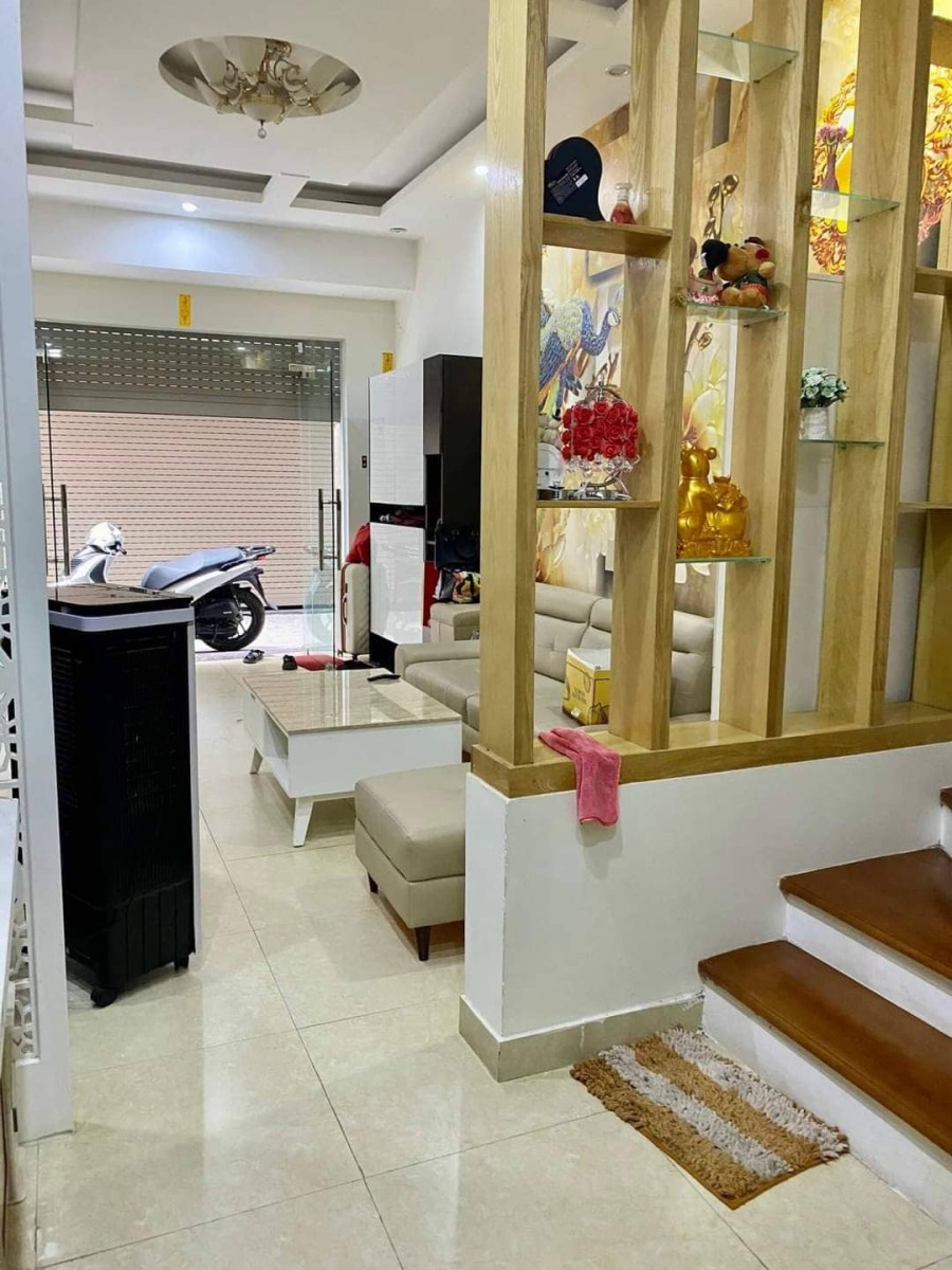 Trung tâm Cầu Giấy giá bán nhỉnh 5 tỷ, tiện ích vô vàn gần phố ô tô đỗ cửa, sổ chính chủ