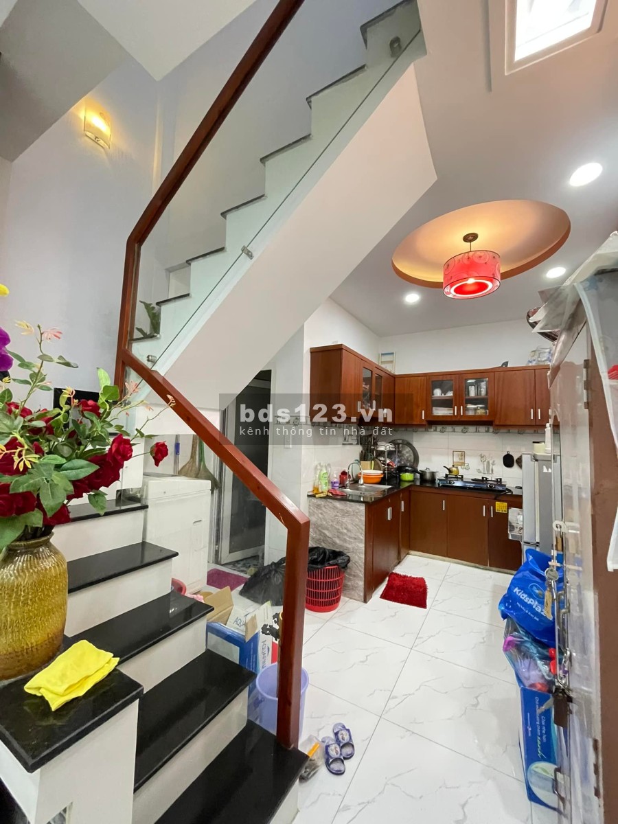 Bán nhà đẹp, hẻm thông, Nguyễn Sỹ Sách, phường 15 Tân Bình, diện tích 28m2 gía 3.35 Tỷ