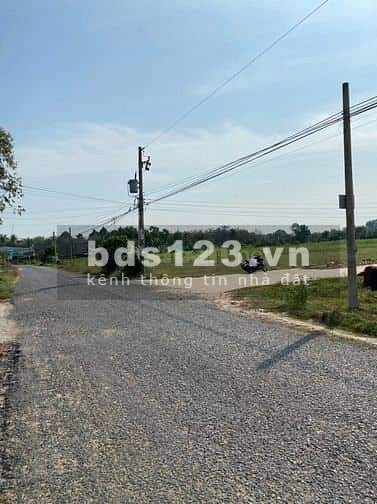 Đất siêu rẻ nằm ngay trung tâm thị trấn bàn giao đầy đủ giấy tờ liên hệ 0708407680