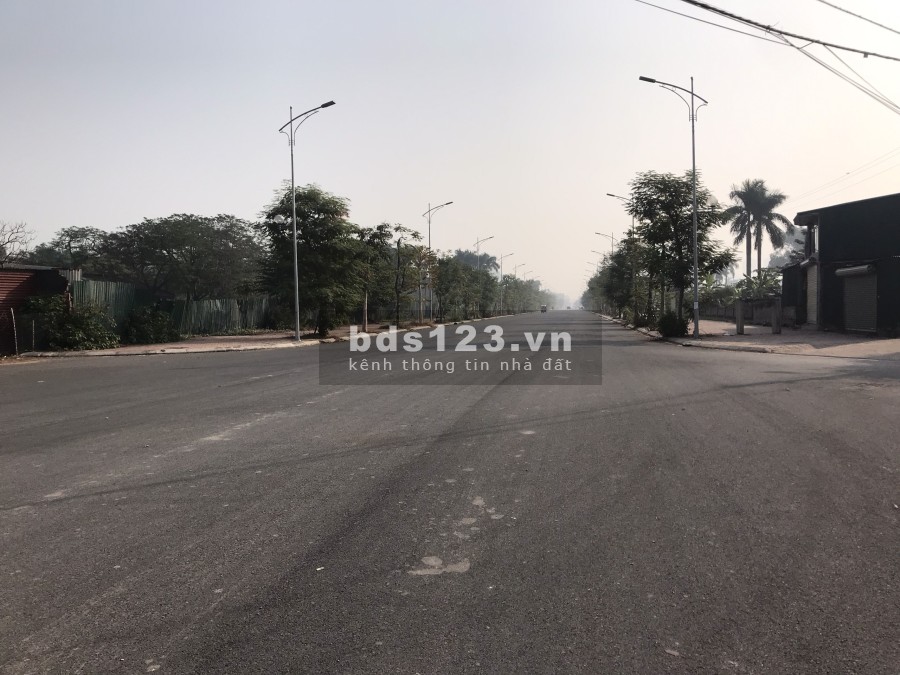 Cần tiền bán nhanh mảnh đất lô góc dt 56m2, ngõ rộng ô tô vào sân, lh 0977699899