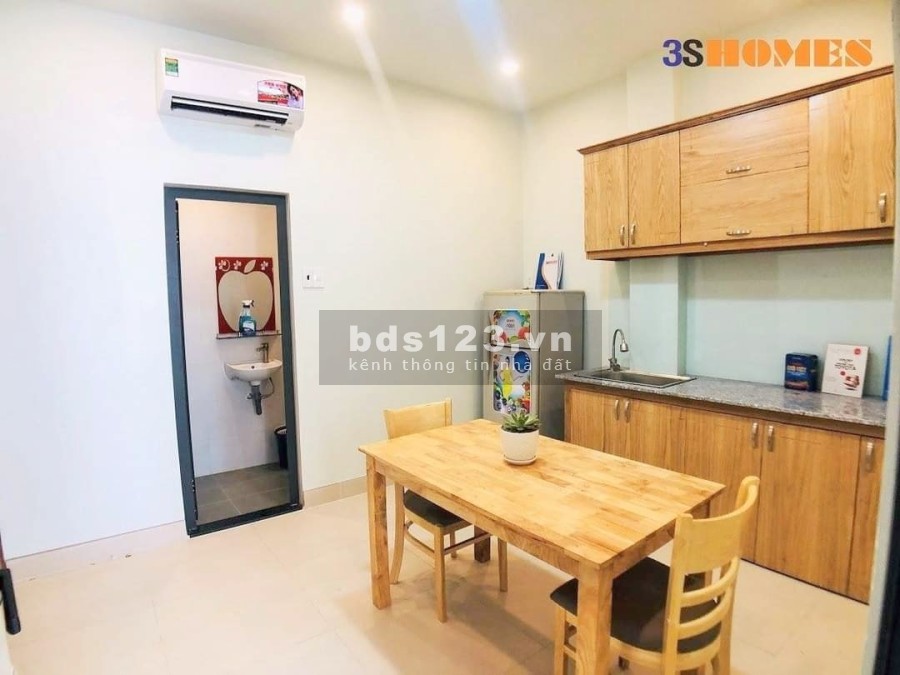 Cho thuê căn hộ 1 phòng ngủ rộng, cửa sổ lớn view đẹp ngay công viên Làng Hoa