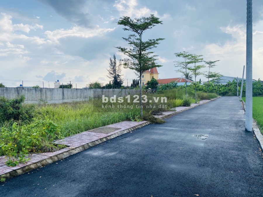 Bán đất thổ cư Cần Đước, Long An chỉ 1 tỷ 2. Gần Trường Tiểu học Long Khê. LH: 05.666.666.88.