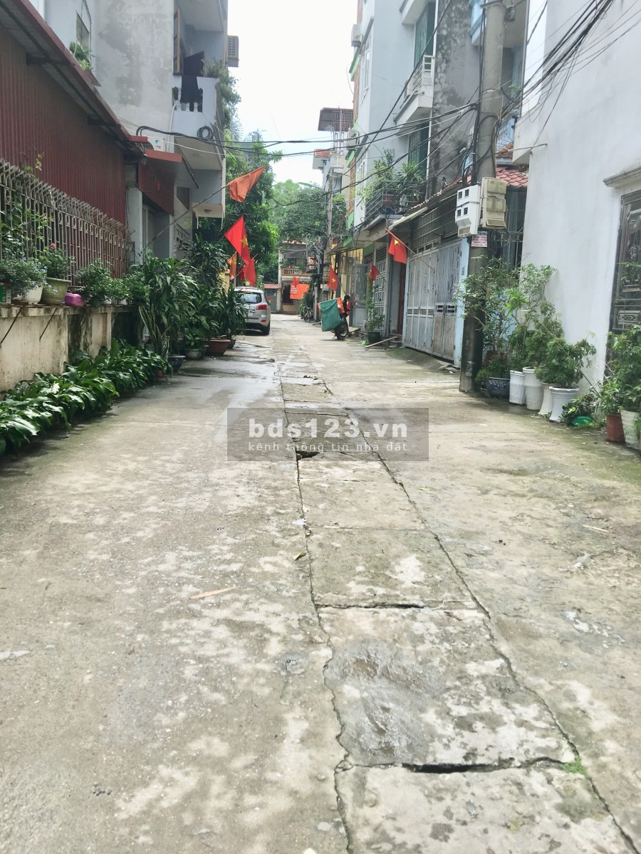 Cần tiền bán nhanh mảnh đất lô góc dt 56m2, ngõ rộng ô tô vào sân, lh 0977699899