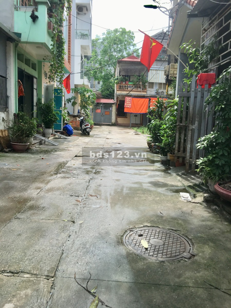 Cần tiền bán nhanh mảnh đất lô góc dt 56m2, ngõ rộng ô tô vào sân, lh 0977699899
