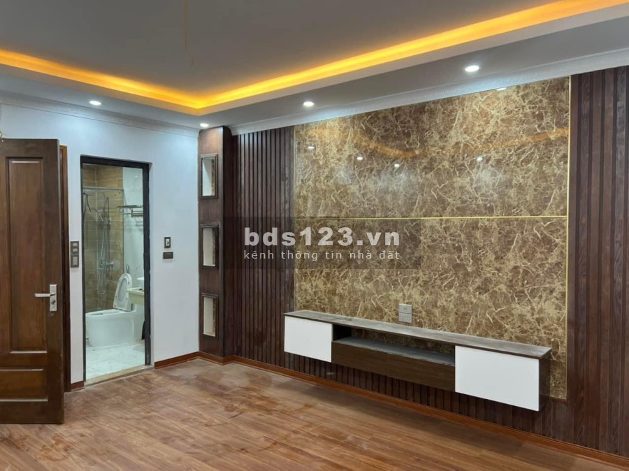Bán nhà phố Vọng Hai Bà Trưng ngõ to rộng mới tinh dt 37m2 5 tâng giá 5.6 tỷ, có thương lượng