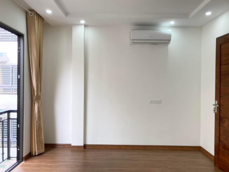 Bán nhà Trần Thái Tông Quận Cầu Giấy ô tô cách nhà, ngõ thông dt 42m2, 5 tầng, 4.5m, giá 3.7 tỷ