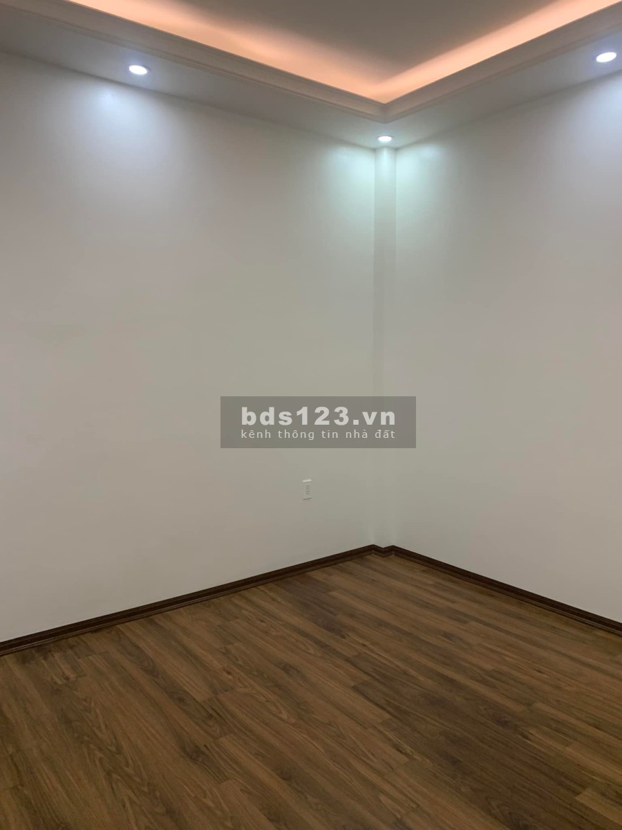 Mặt đường gần chợ Lũng Hoa đường 9m vỉa hè lô góc chỉ hơn 4 tỷ đường xe ra vào