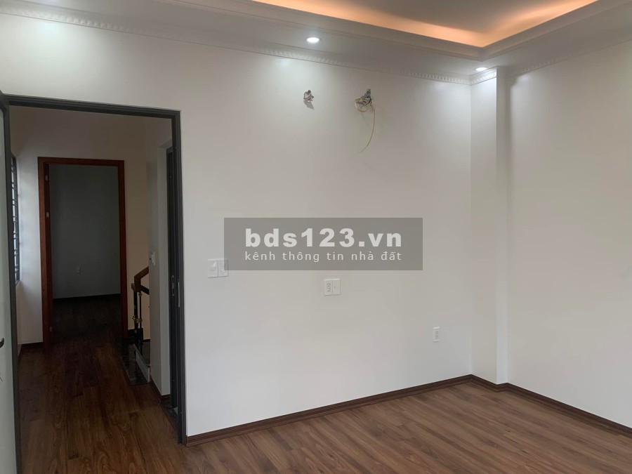 Mặt đường gần chợ Lũng Hoa đường 9m vỉa hè lô góc chỉ hơn 4 tỷ đường xe ra vào