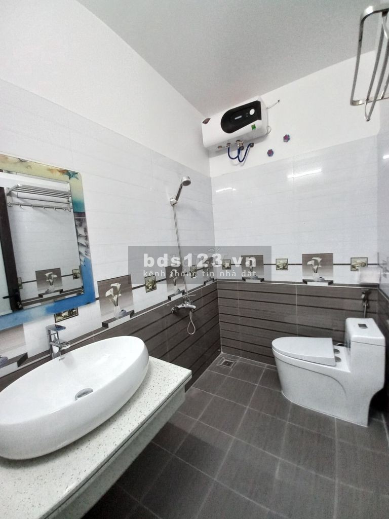 Nhà mới xây 80m2, 1 trệt , 1 lầu, 1 tum gần chợ Long Hậu, có hỗ trợ vay ngân hàng