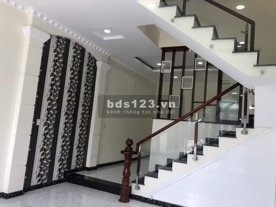 Bán căn nhà bên Quốc Lộ 50, sổ hồng riêng, bao công chứng sang tên, ngân hàng hỗ trợ vay
