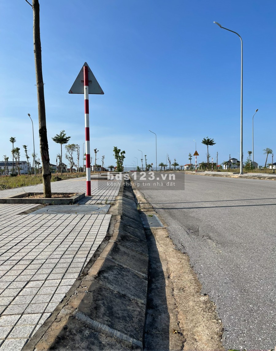 Bán đất ven biển, đã có sổ sẵn, hạ tầng hoàn thiện, cách sân bay tp Đồng Hới, chỉ 24tr/m2