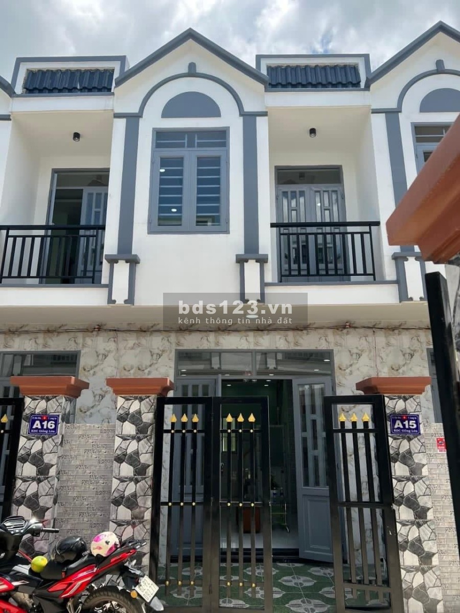 Nhà mới xây 80m2, 1 trệt , 1 lầu, 1 tum gần chợ Long Hậu, có hỗ trợ vay ngân hàng