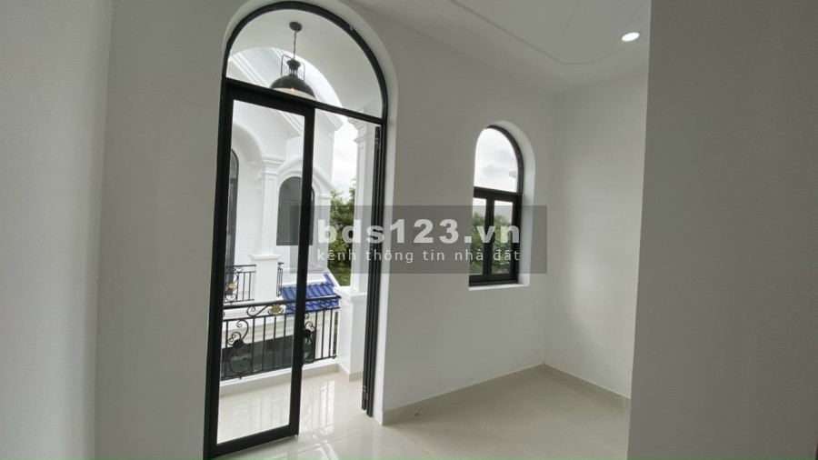 Nhà mới xây 80m2, 1 trệt , 1 lầu, 1 tum gần chợ Long Hậu, có hỗ trợ vay ngân hàng