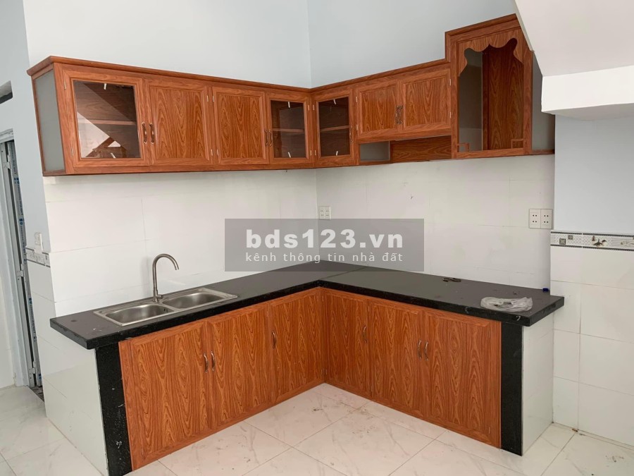 Nhà mới xây 80m2, 1 trệt , 1 lầu, 1 tum gần chợ Long Hậu, có hỗ trợ vay ngân hàng