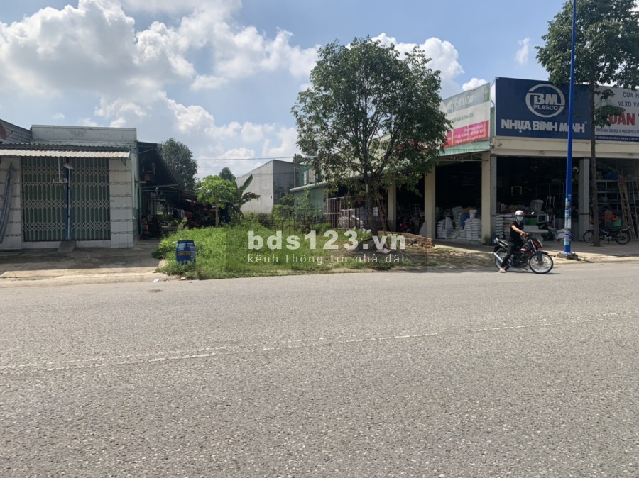 Cần tiền bán gấp lô đất dt 300m2 (12x25) và 16 phòng trọ ngay chợ sát bên khu công nghiệp Nhật - Hàn