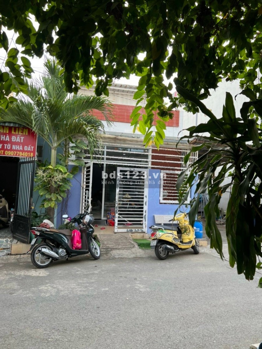 Nhà lầu mặt tiền ở KDC Lâu Đài Vàng, Bình Nhâm, Thuận An, Bình Dương