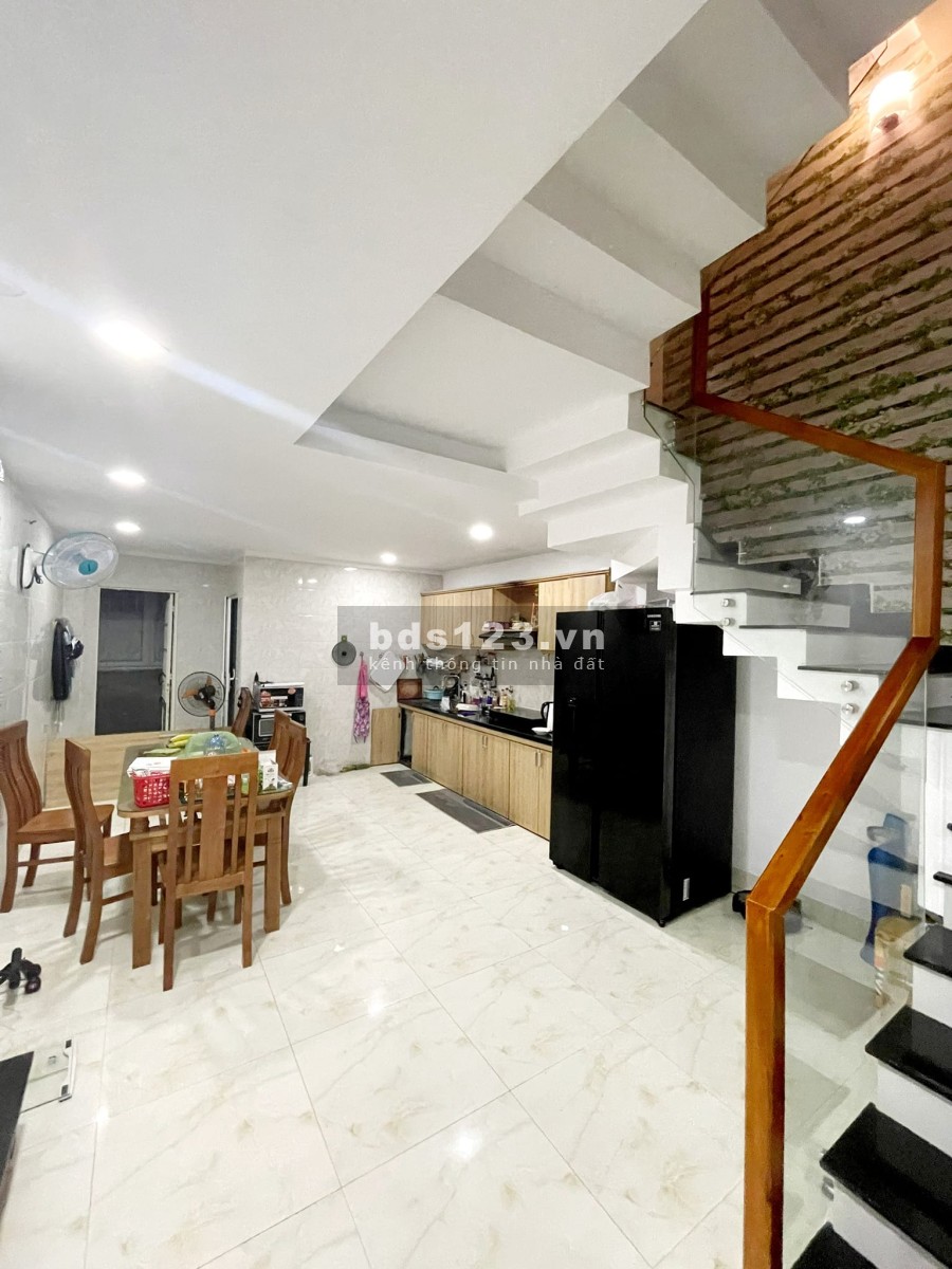 Nhà bán dt 52m2, 3 tầng, 3 phòng ngủ, đường Huỳnh Ngọc Huệ, Thanh Khê, Đà Nẵng giá chỉ 2t9