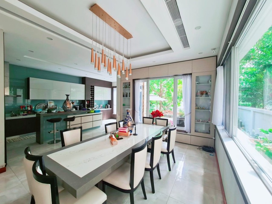 Bán căn biệt thự vip vinhomes đường Anh Đào, Long Biên, DT 393m2, MT 11m, 4T, giá 130 tỷ