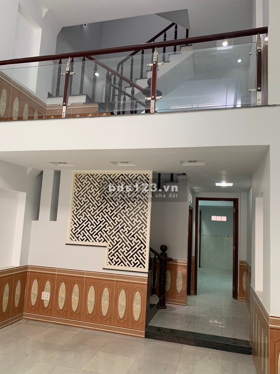 Nhà 4 tầng đúc bê tông Lê Đức Thọ Gò Vấp xe hơi ngủ trong nhà dân trí cao, giá chỉ 140 triệu đồng/m²