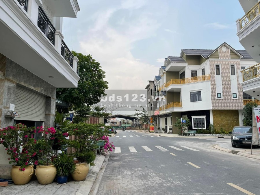 Bán nhà 1 trệt 2 lầu trung tâm Thuận An DTSD 183m2 thanh toán 1 tỷ 8 nhận nhà