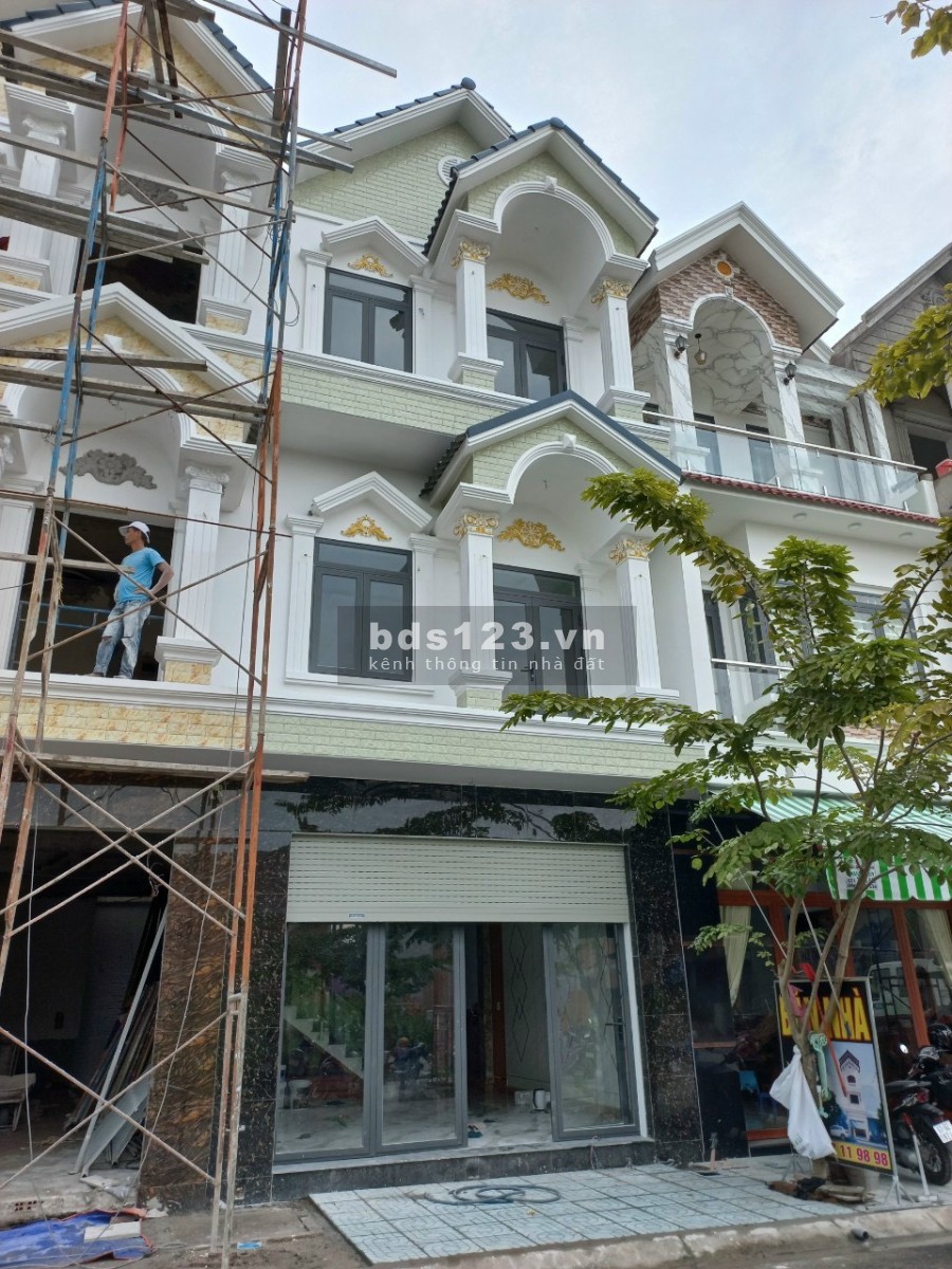 Bán nhà 1 trệt 2 lầu trung tâm Thuận An DTSD 183m2 thanh toán 1 tỷ 8 nhận nhà