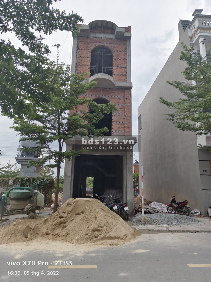 Bán nhà Thuận An 1 trệt 2 lầu ngay chợ diện tích sử dụng 180m2 giá 1 tỷ 8