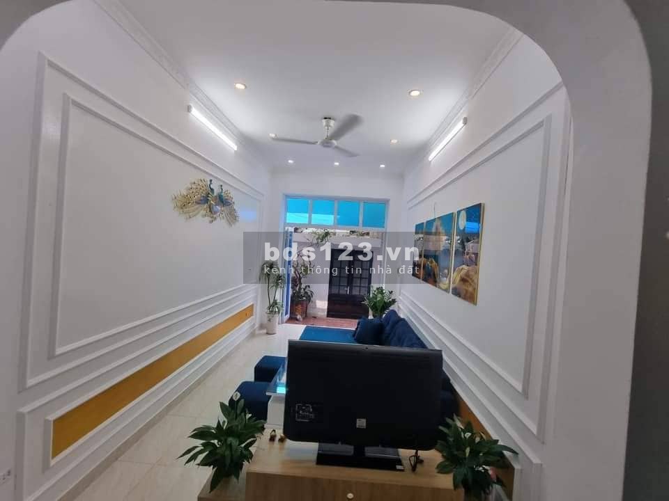 Cần bán gấp nhà Hoàng Mai, ô tô đỗ cổng full nội thất dtsd 48m2, mt 3.5m
