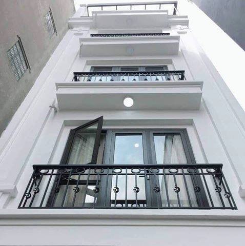 Nhà đẹp gần phố ở luôn gần chợ, trường, trạm ô tô đỗ cổng an sinh cực tốt