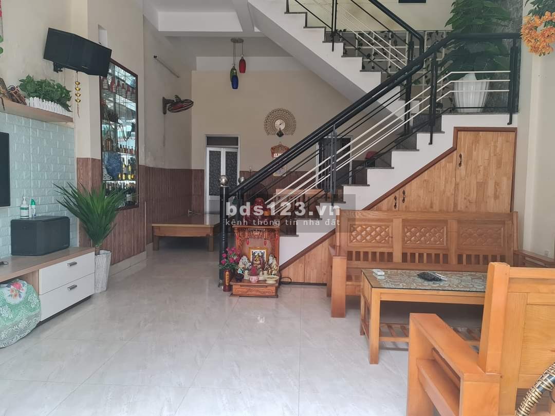Bán gấp căn nhà đường Lê Duẩn, DT 58m2, 3PN, giá 2.75 tỷ TL (0935621182)