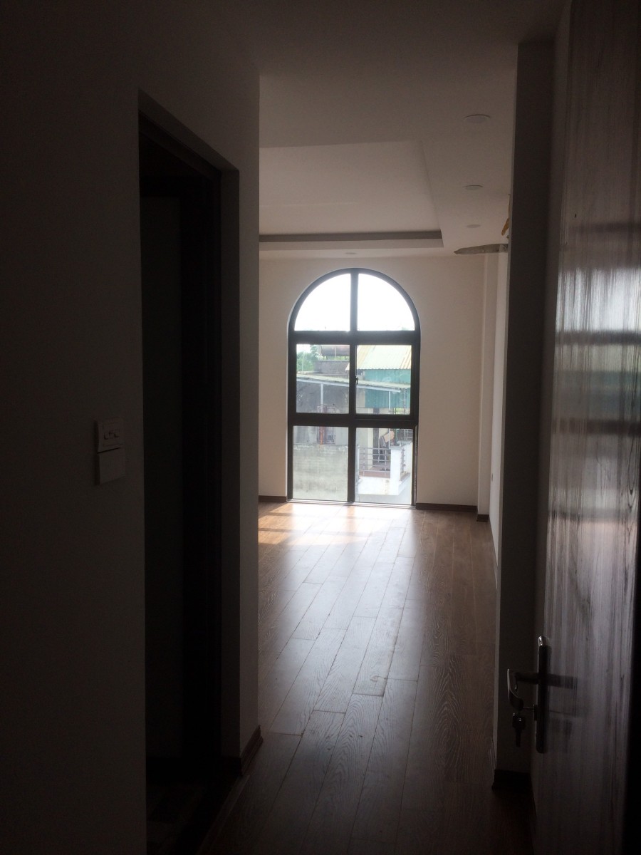 Nhà đẹp gần phố ở luôn gần chợ, trường, trạm ô tô đỗ cổng an sinh cực tốt