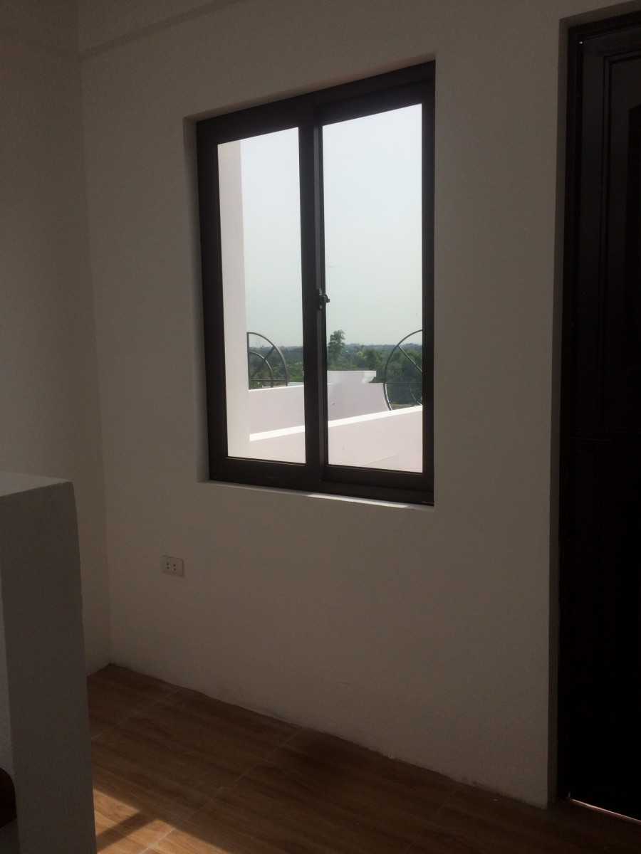 Nhà đẹp gần phố ở luôn gần chợ, trường, trạm ô tô đỗ cổng an sinh cực tốt
