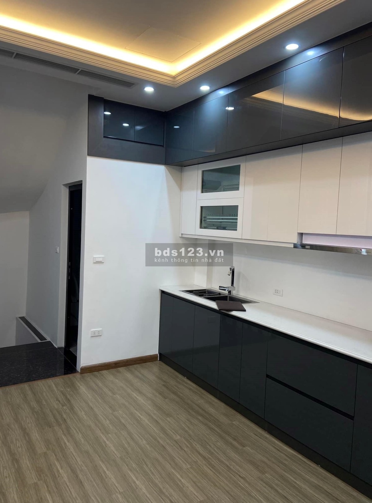 Vị trí siêu đẹp !!! 20 m ra đường Khuất Duy Tiến, khu vực Thanh Xuân 45m2x6T 7.75 tỷ.
