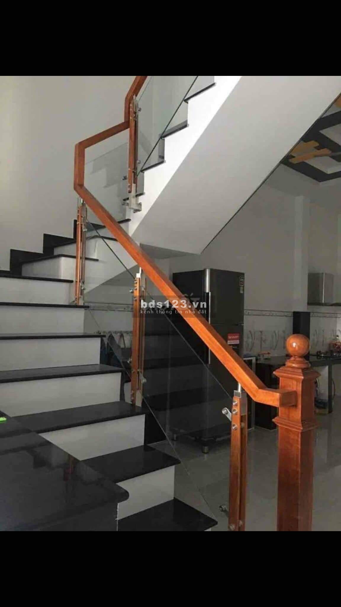 Xe hơi đổ cửa hẻm thông tứ tung Thạnh Xuân 52, phường Thạnh Xuân, Quận 12, không lộ giới