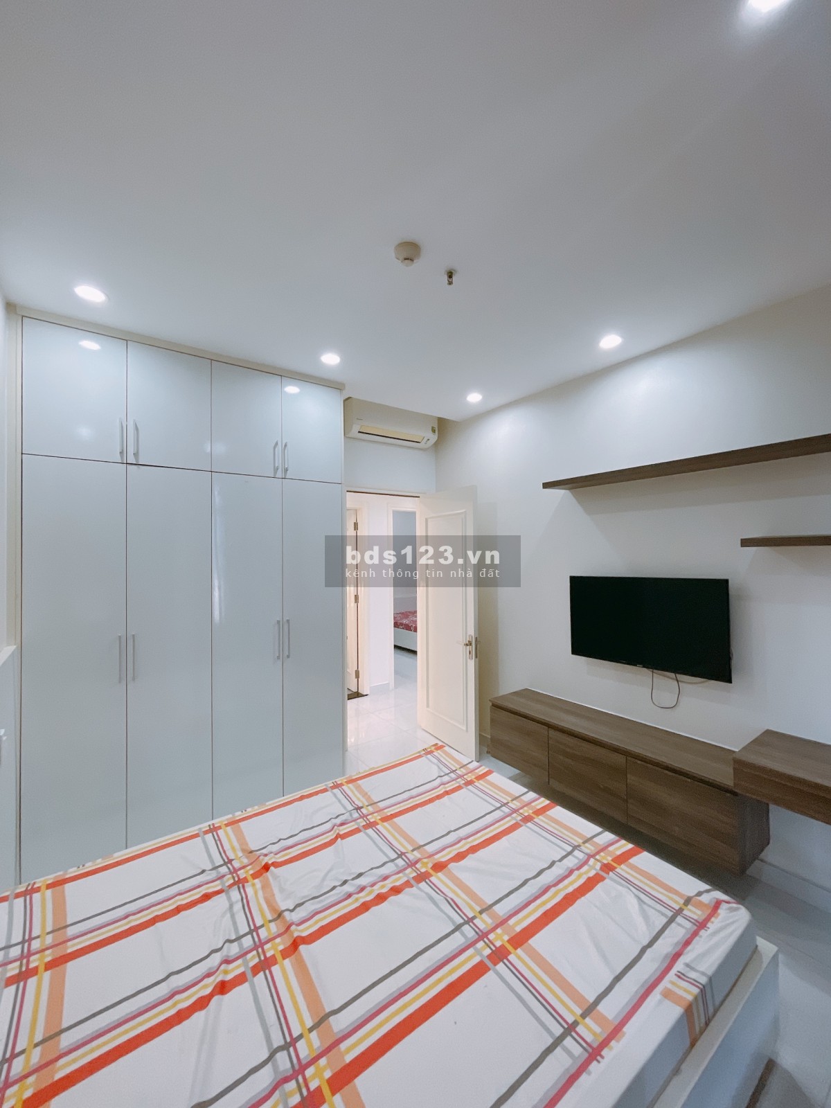 Bán căn hộ chính chủ 2 phòng ngủ, giá 4.9 tỷ, liên hệ 0907758378- Ms Hoa
