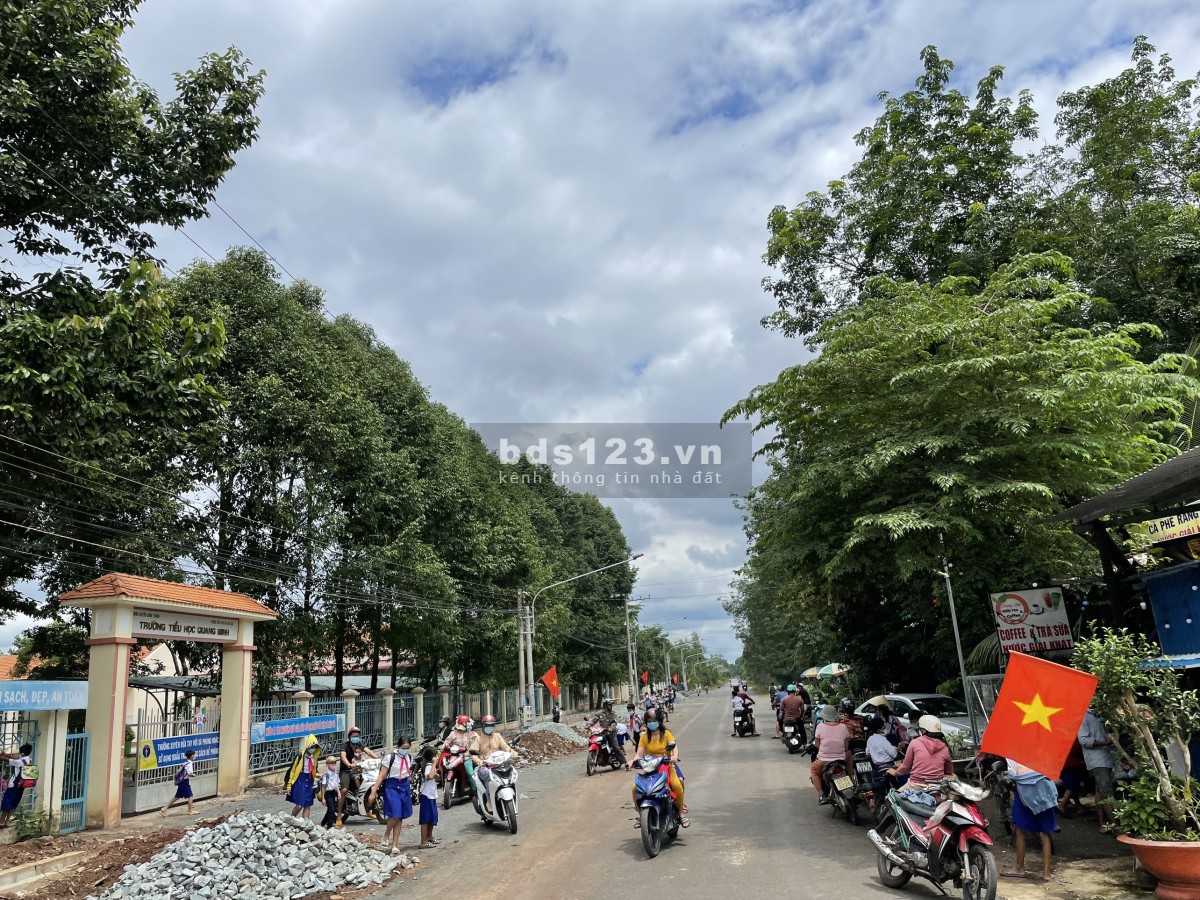 Còn lô đất Bình Phước cuối 5x50, sổ hồng sẵn, có 100m2 thổ cư, vị trí tiện lợi nằm trong khu dân cư