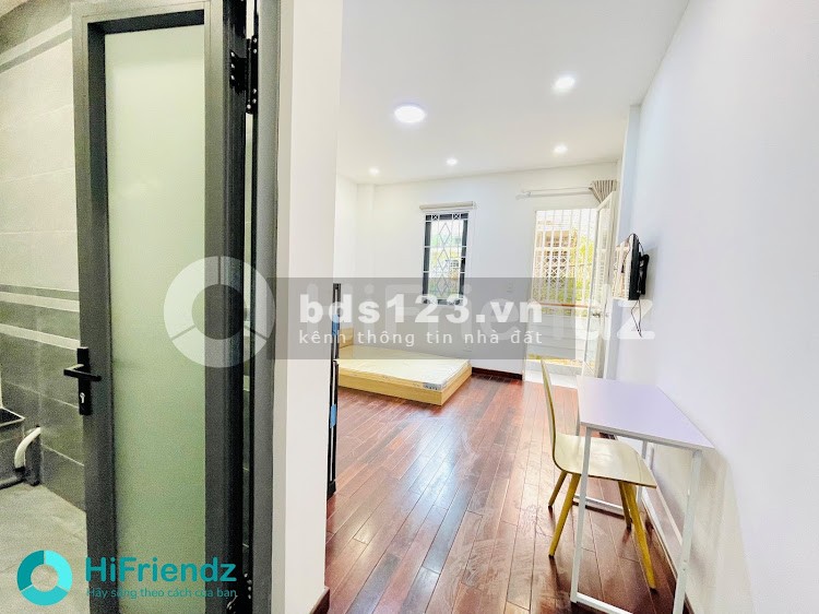 Cho thuê căn hộ ban công, nội thất full mới gần sân bay bàn giao vào ở ngay