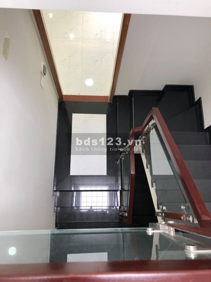 Bán nhà đẹp diện tích 75m² HXH Lạc Long Quân, cần bán gấp giá tốt