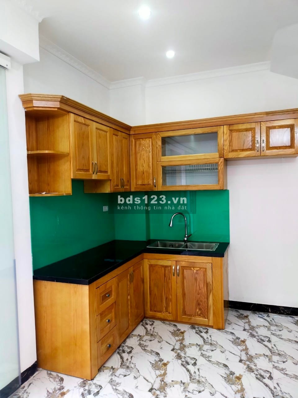 Nhà mới kính koong, ô tô đỗ cửa phố Tân Mai, đúc BTCT 5 tầng giá chỉ 3,8 tỷ đồng