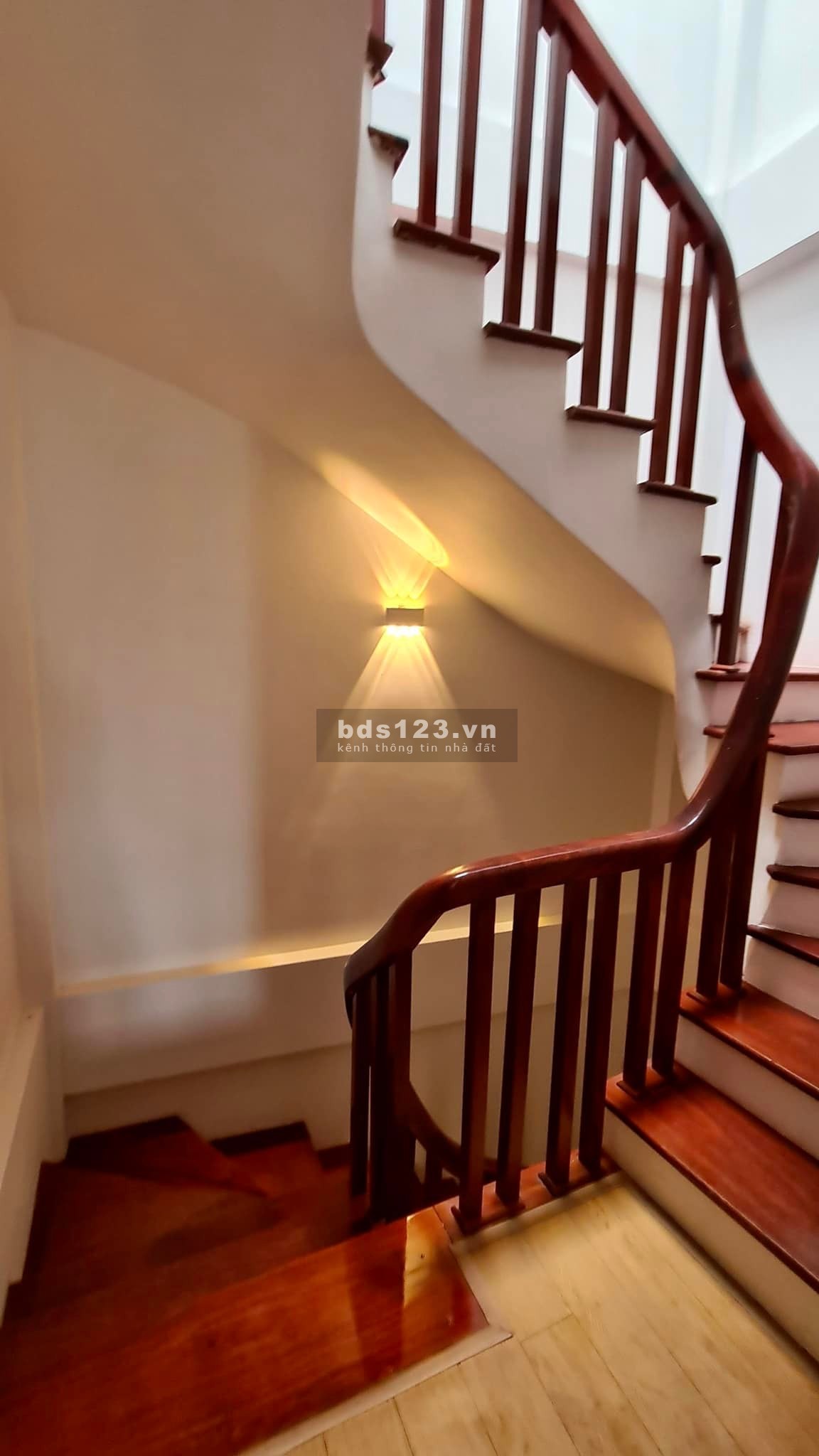 Bán nhà Ngọc Lâm, Long Biên, diện tích sử dụng 38m² x 5 tầng ở ngay, lh 0933388289