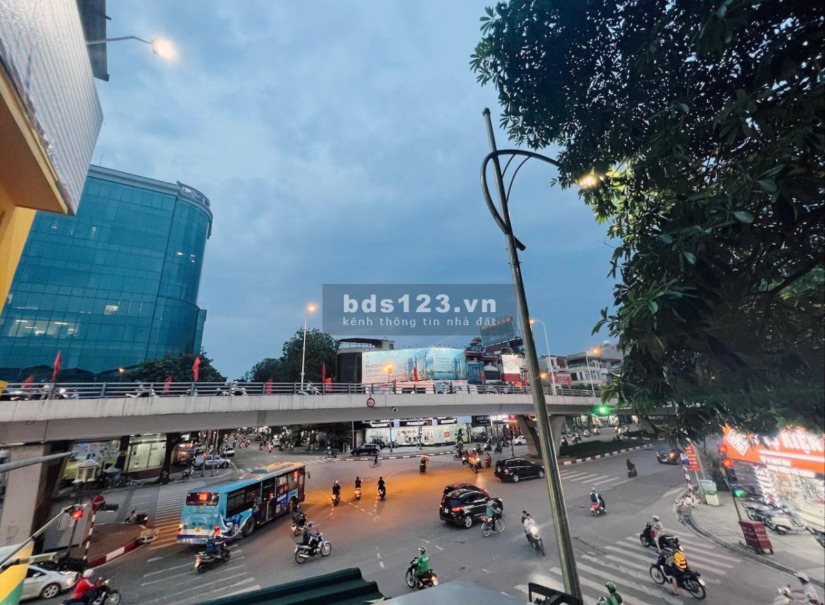Tìm người khai thác mặt bằng tầng 2 nhà mặt phố Bạch Mai ngay ở ngã tư Lê Đại Hành phố Huế