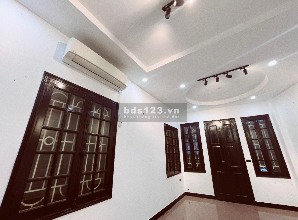 Tìm người khai thác mặt bằng tầng 2 nhà mặt phố Bạch Mai ngay ở ngã tư Lê Đại Hành phố Huế