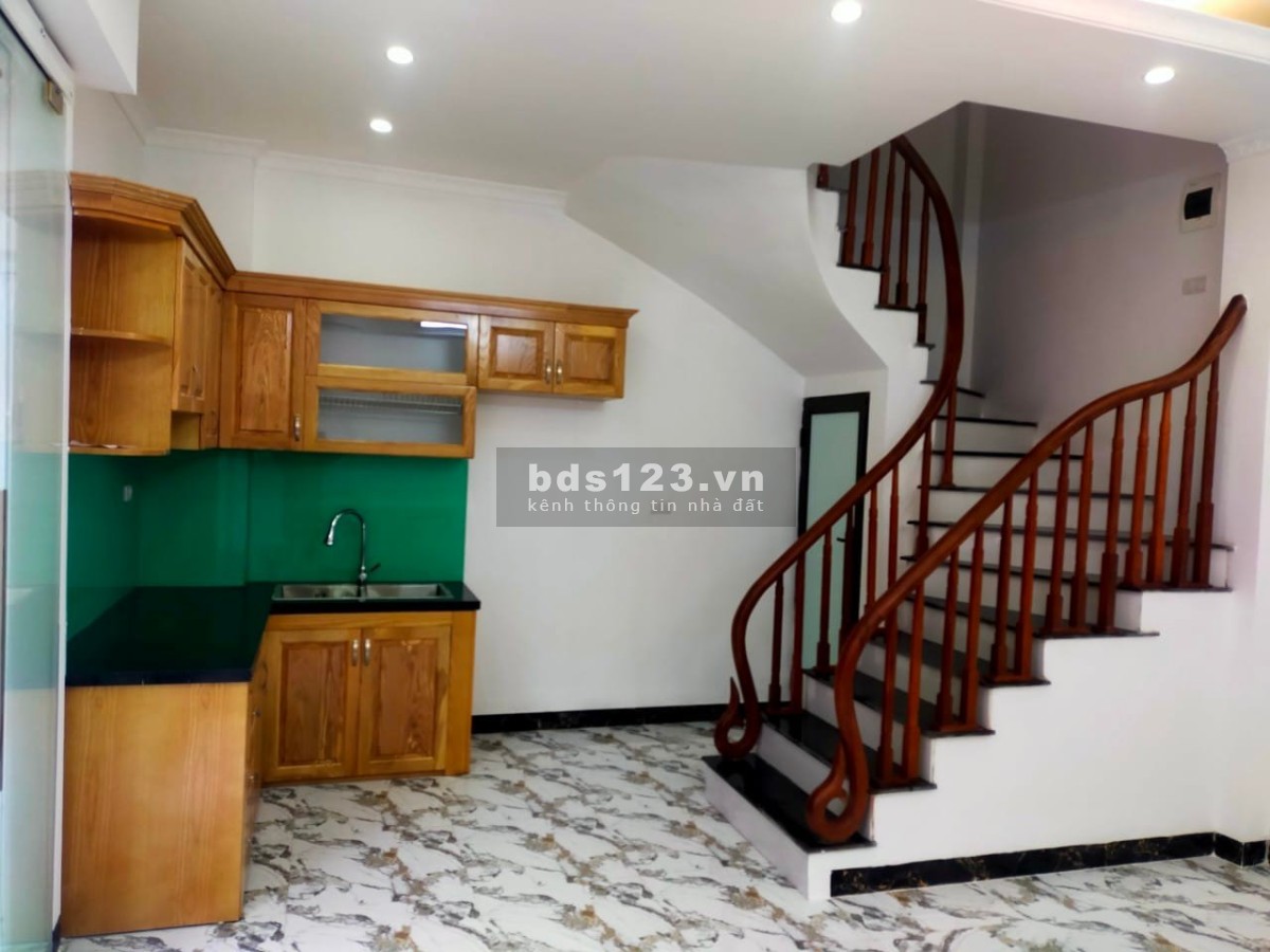 Nhà mới kính koong, ô tô đỗ cửa phố Tân Mai, đúc BTCT 5 tầng giá chỉ 3,8 tỷ đồng