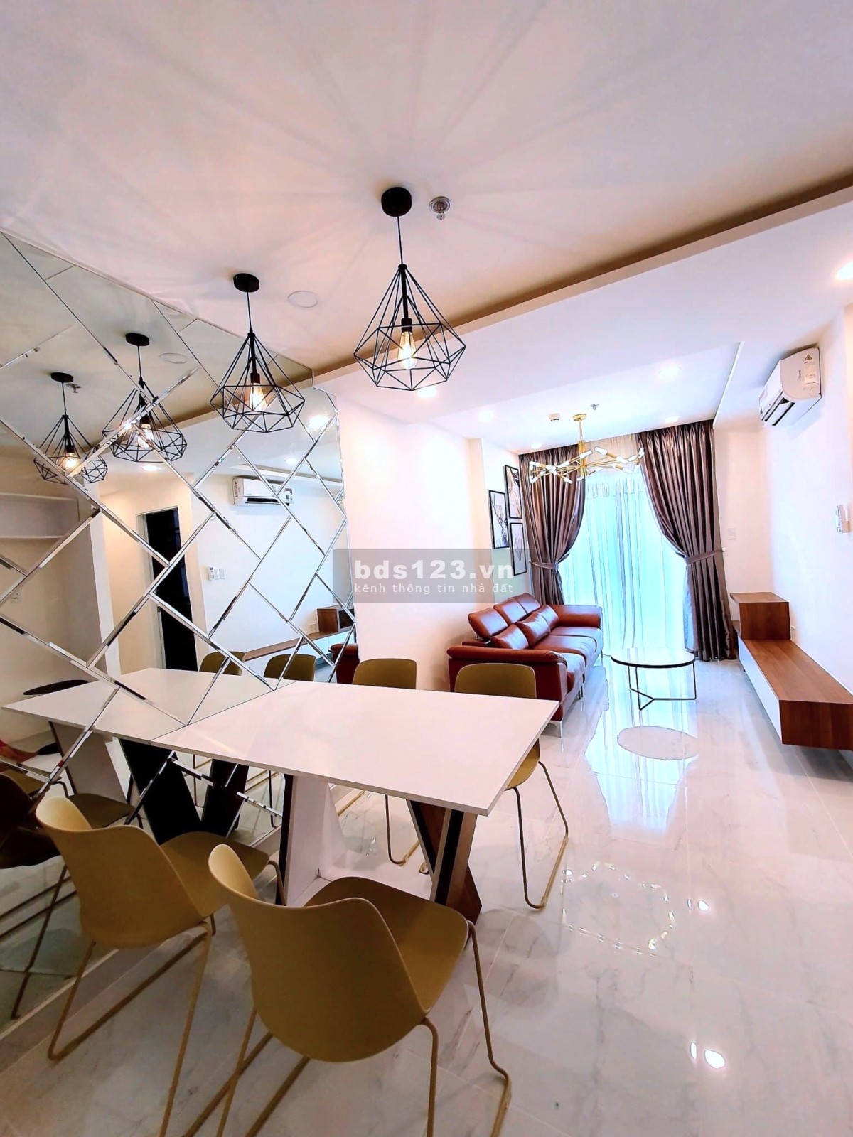 Cần bán CHCC Terra Royal, Q3 58m2, 2PN, giá 5.45 tỷ, 0941797916 Nhi, lầu trung, view Landmark